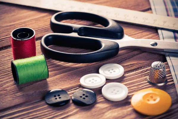 dikiş seti aksesuarları masada 