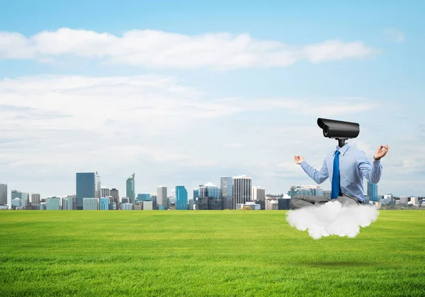 bulut üzerinde yüzen işadamı 