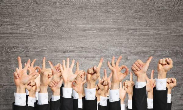 farklı hareketleri gösterilen eller