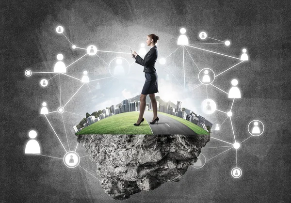 Adası üzerinde şık iş kadını 