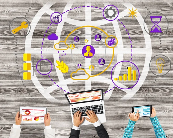 insanlar aygıtlarla birlikte çalışan eller 