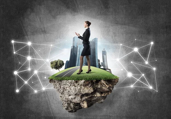 Adası üzerinde şık iş kadını 