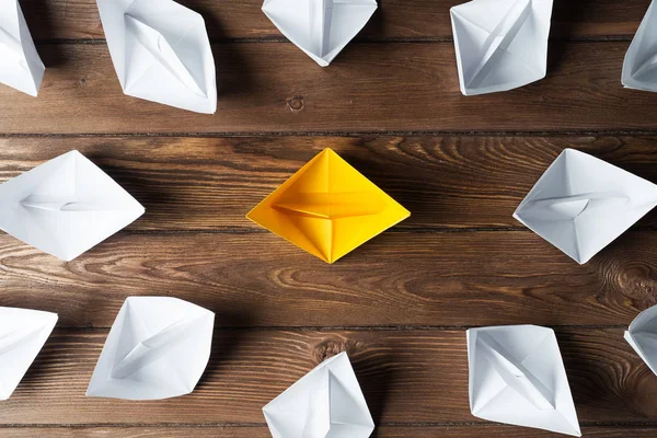 Beyaz ve renkli kağıt tekneler ahşap masa üzerinde