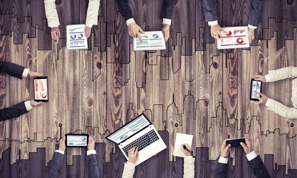 insanlar aygıtlarla birlikte çalışan eller 