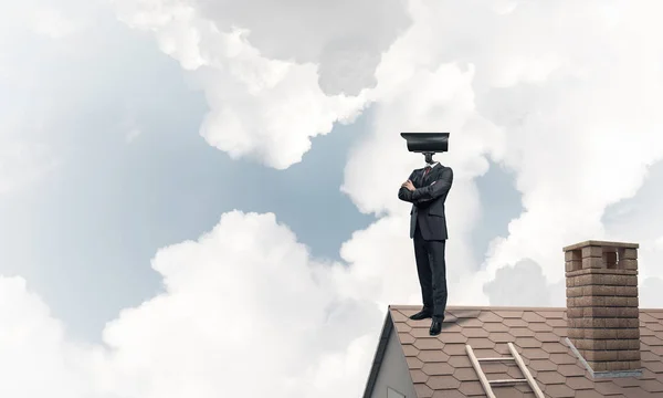 Podnikatel s kamerou zoom na střeše domu — Stock fotografie