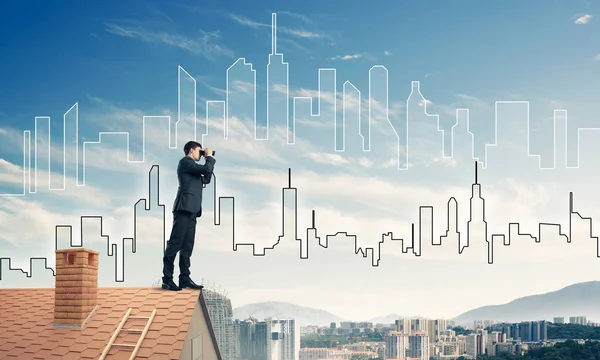Uomo d'affari che osserva paesaggio urbano in binocolo — Foto Stock