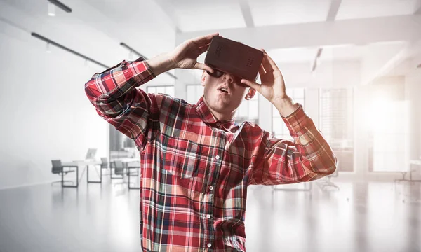 Sanal gerçeklik kulaklığı olan adam.