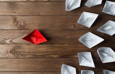 Beyaz ve renkli kağıt tekneler ahşap masa üzerinde