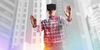 Sanal gerçeklik kulaklığı olan adam.