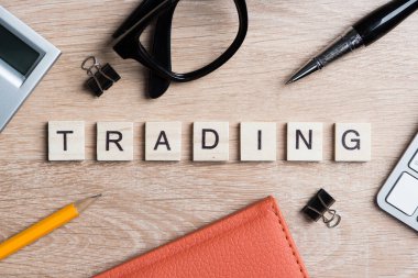 ahşap küpleri ile toplanan kelime