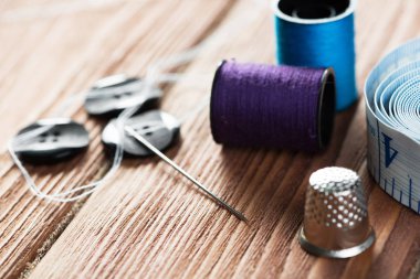 dikiş seti aksesuarları masada 