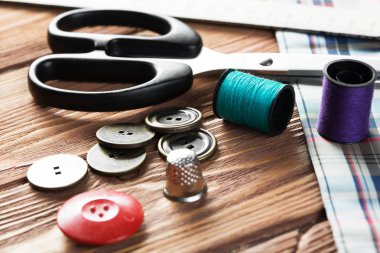 dikiş seti aksesuarları masada 