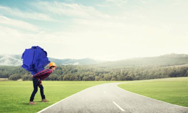 adam taşıma kağıt topu 