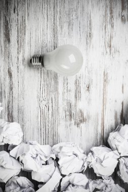 topları buruşuk kağıt ve ampul