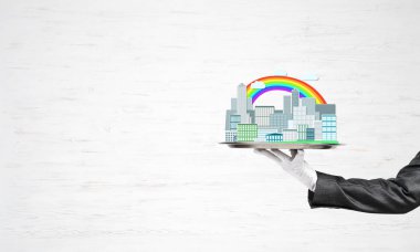 Şehir modeli ile tepsi tutan el 