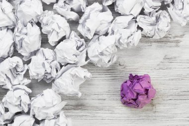 Buruşmuş kağıt toplar. 