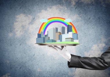 Şehir modeli ile tepsi tutan el 