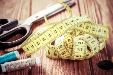 dikiş seti aksesuarları masada 