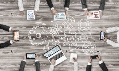 insanlar aygıtlarla birlikte çalışan eller 