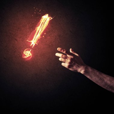 El ve ünlem işareti parlayan ateş