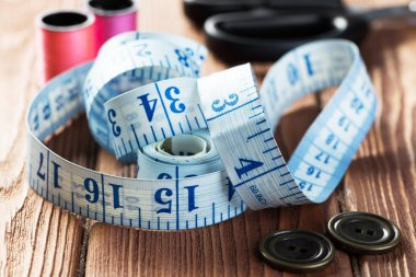 dikiş seti aksesuarları masada 