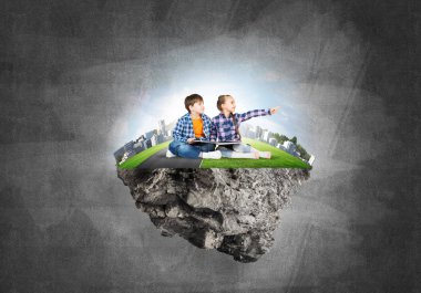  yüzen ada ve çocuk