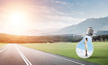 Ampulün içindeki iş kadını 