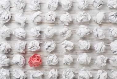 Buruşmuş kağıt toplar. 