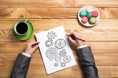 Kağıt kağıda çizim işkadını eller