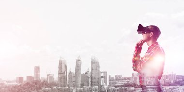 Sanal gerçeklik kulaklığı olan adam.