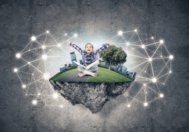 kitap yüzen ada üzerinde oturan kızla 