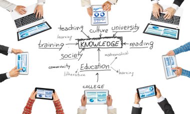 insanlar aygıtlarla birlikte çalışan eller 