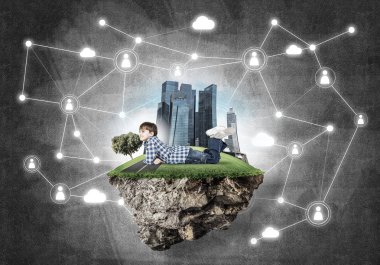 yüzen ada üzerinde yalan çocuk çocuk