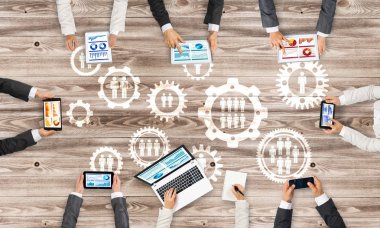 insanlar aygıtlarla birlikte çalışan eller 