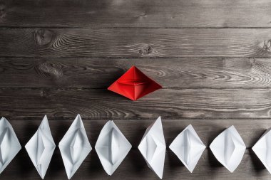 Beyaz ve renkli kağıt tekneler ahşap masa üzerinde