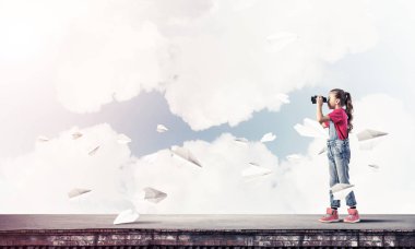 dürbün çatı Bina içinde seyir kız