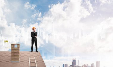 Çatıda duran mühendisi