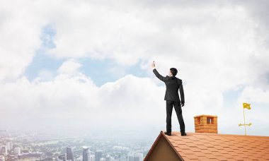 Çatı üzerinde duran genç adam