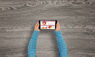 tablet pc ile diyagramları kullanarak eller 