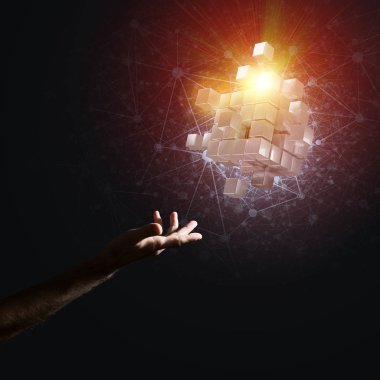 küp şekil tutan adam el