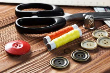 dikiş seti aksesuarları masada 