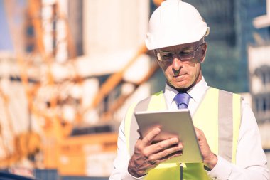 Kıdemli mühendis adam