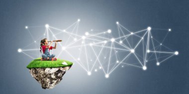 Yüzen ada üzerinde sevimli gülümseyen kız 