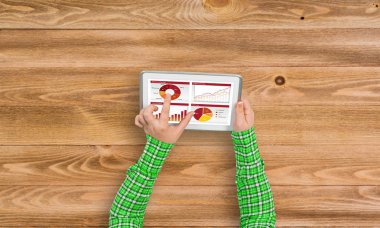 tablet pc ile diyagramları kullanarak eller 