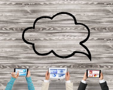 insanlar aygıtlarla birlikte çalışan eller 