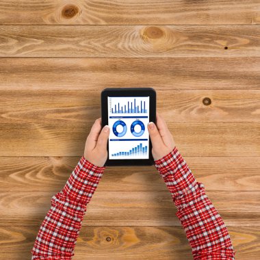 tablet pc ile diyagramları kullanarak eller 