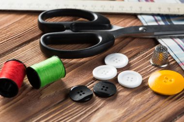 dikiş seti aksesuarları masada 