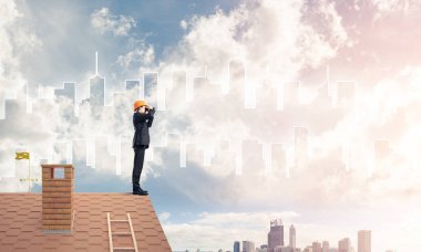 erkek takım elbise ve kask