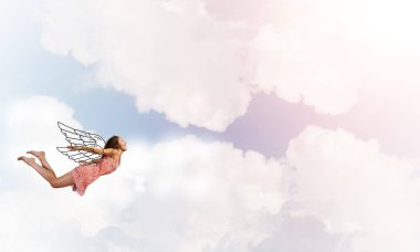 Gökyüzünde uçan kadın