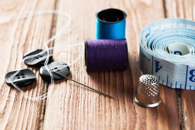 dikiş seti aksesuarları masada 
